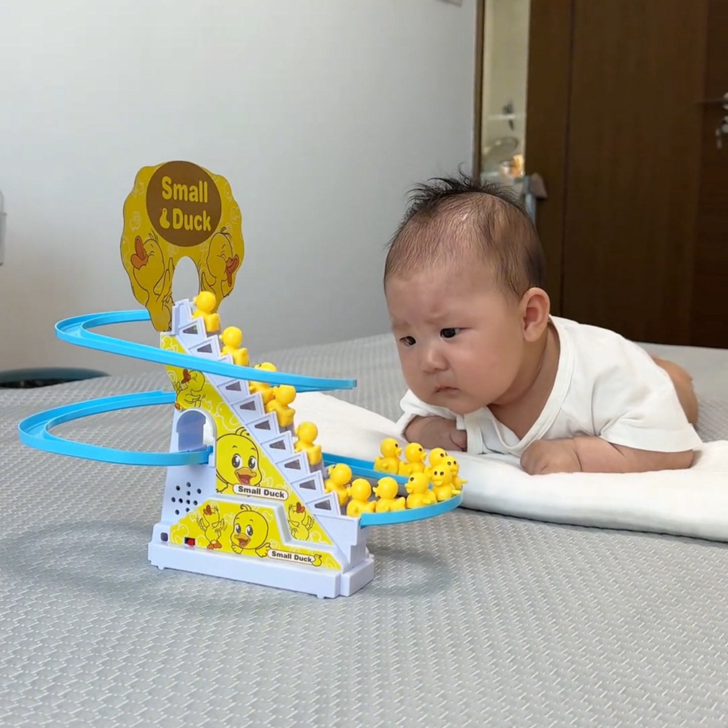 小鸭子上楼梯玩具婴儿练趴抬头宝宝益智电动轨道滑滑梯哄娃神器