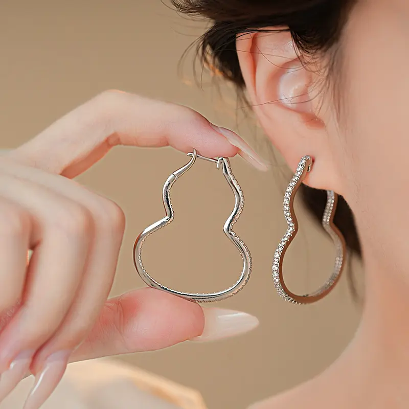 国潮气质镂空锆石葫芦耳扣小众简约通勤百搭耳环轻奢高级感耳饰女