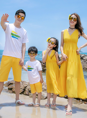 亲子装夏装2020新款一家三口海边度假沙滩裙母女装黄色V领连衣裙