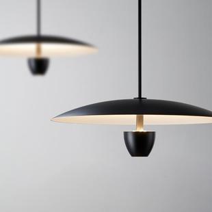 北欧飞碟灯现代极简餐厅吊灯前吧台岛台北欧简约卧室床头吊灯黑色