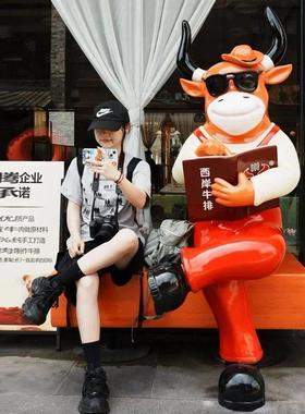 大型玻璃钢看书牛雕塑汉堡牛模型商场烤肉牛排火锅店门口引流摆件