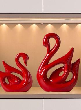 红色摆件高级感客厅天鹅家居轻奢电视酒柜卧室工艺品玄关装饰品