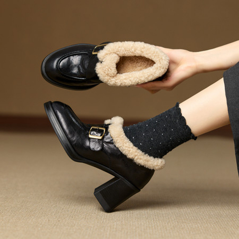 小皮鞋女英伦风巨好看不累脚加绒2025新款单鞋高粗跟皮带扣棕黑色