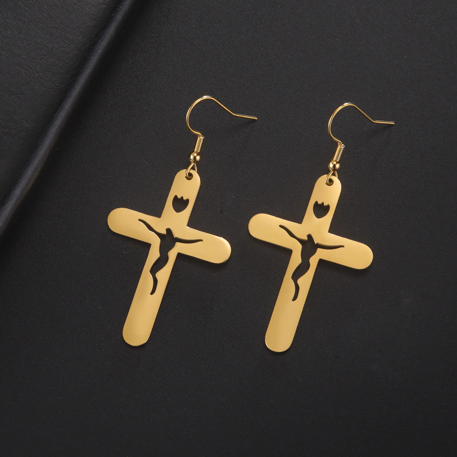 热销新款十字架耳钩个性复古切割被十字架束缚的人吊坠女耳坠