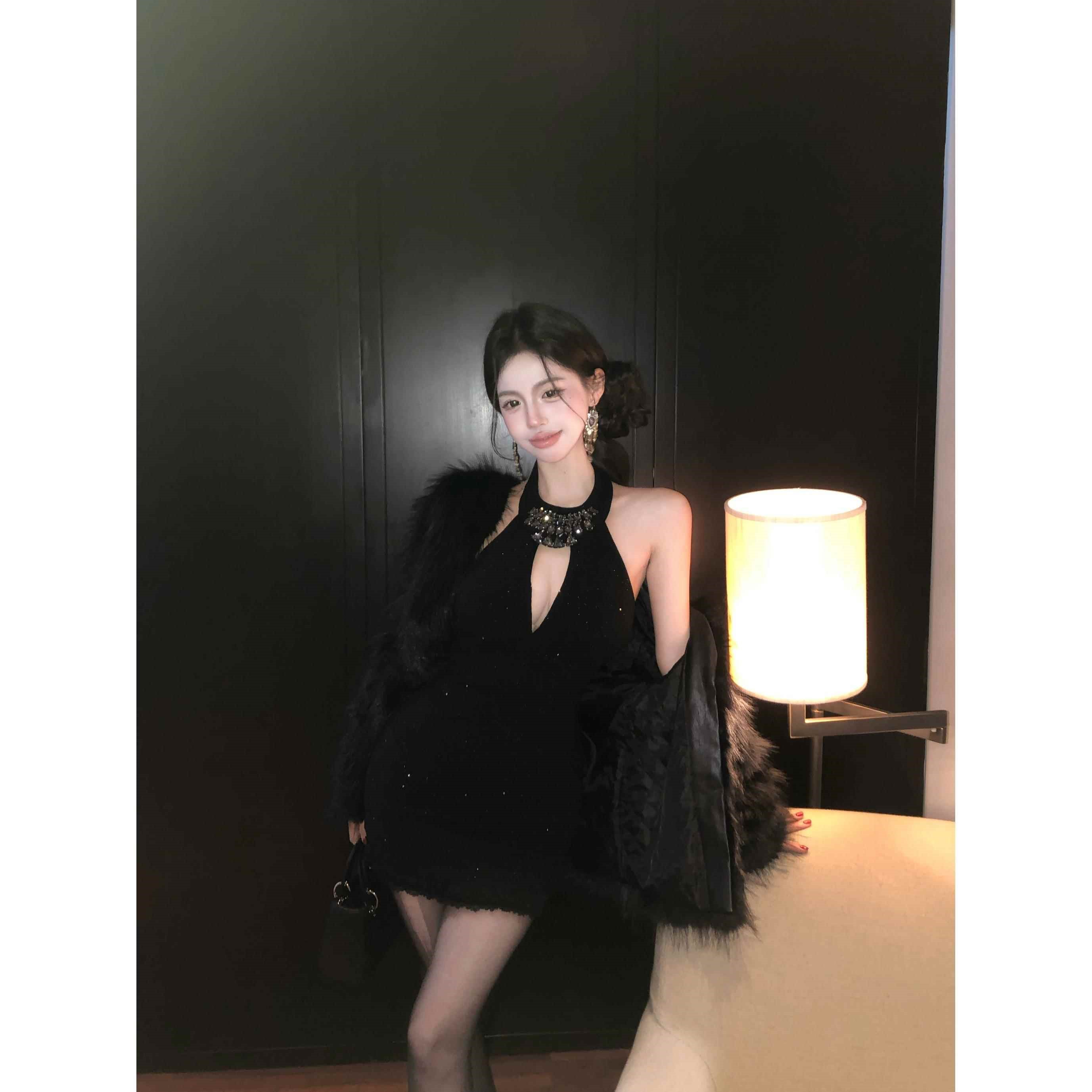 重工镶钻黑色挂脖连衣裙女冬季镂