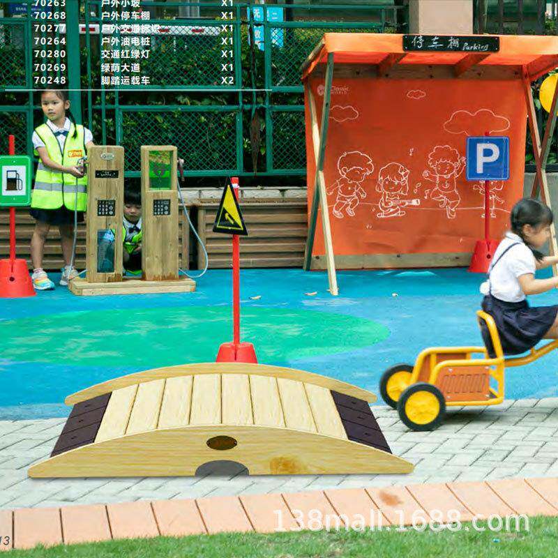 幼儿园仿真交通工具脚踏车加油站充电桩儿童户外防腐木交通标识牌
