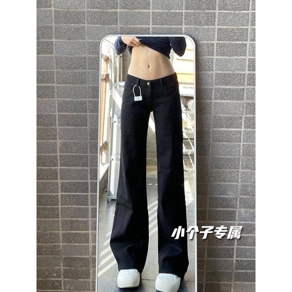小巧的美国性感黑色低腰靴型女士牛仔裤，直腿宽松，修身和下垂的
