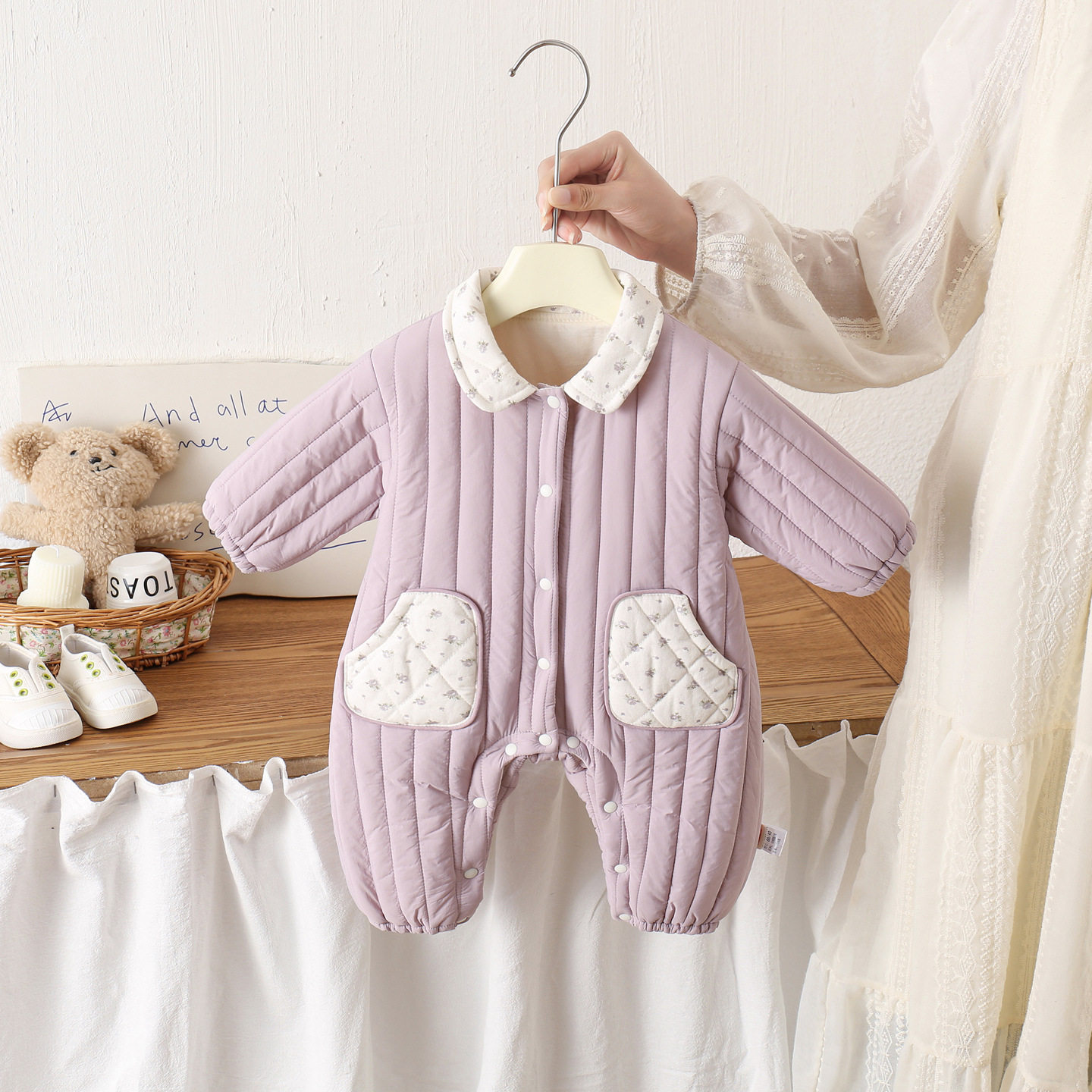 韩系婴幼儿竖条夹棉爬服女宝宝拼接翻领连体衣秋冬按扣外出哈衣