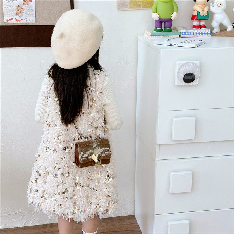 韩版女童斜挎包包2025新款复古儿童宝宝格纹配饰小方包