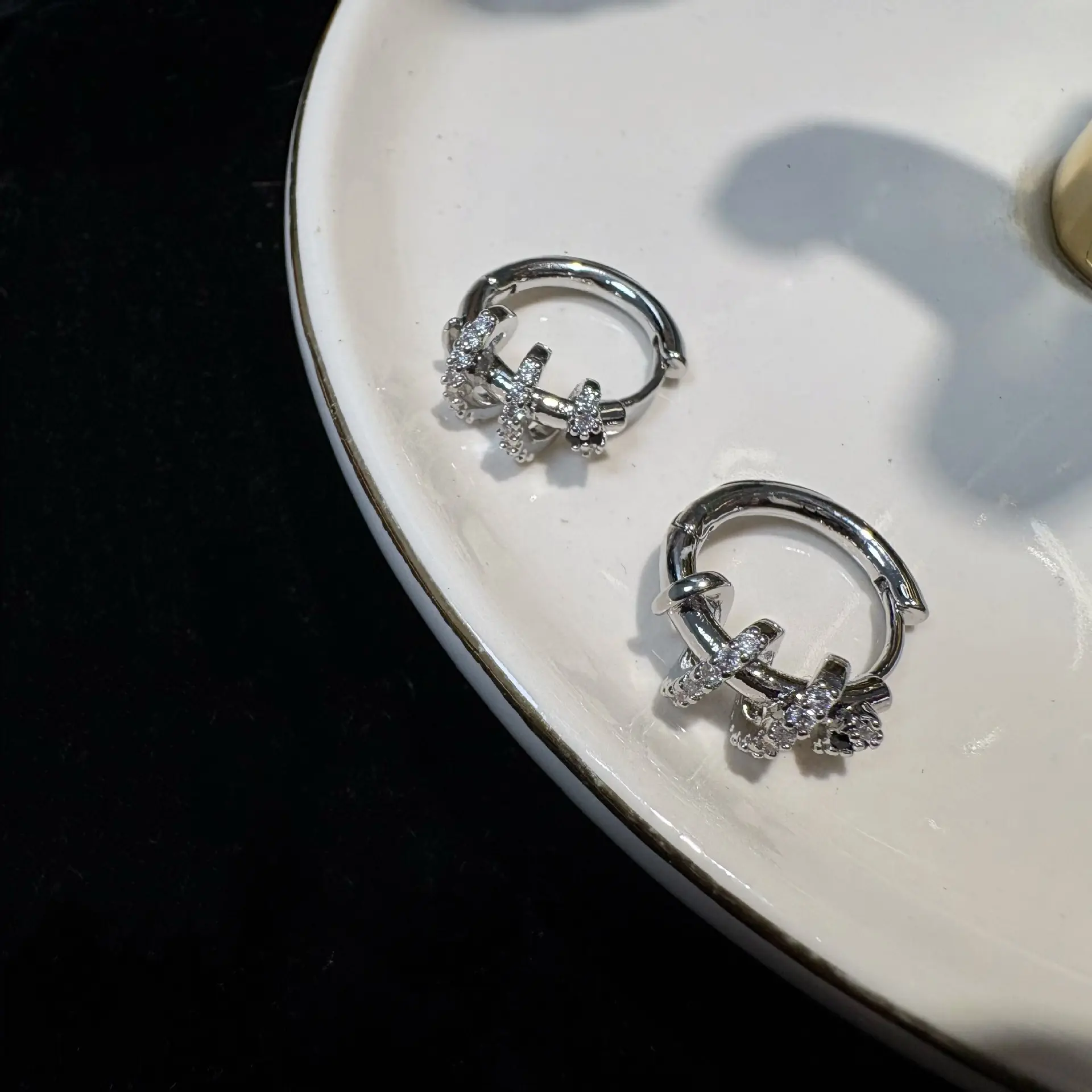 2025蛇年本命年新款设计感微镶锆石蛇形耳环精致时尚百搭气质耳扣