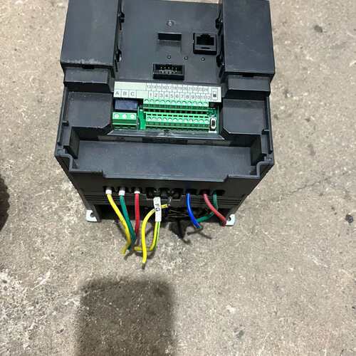 VF200变频器，2.2kw，缺上面盖板，便宜出议价