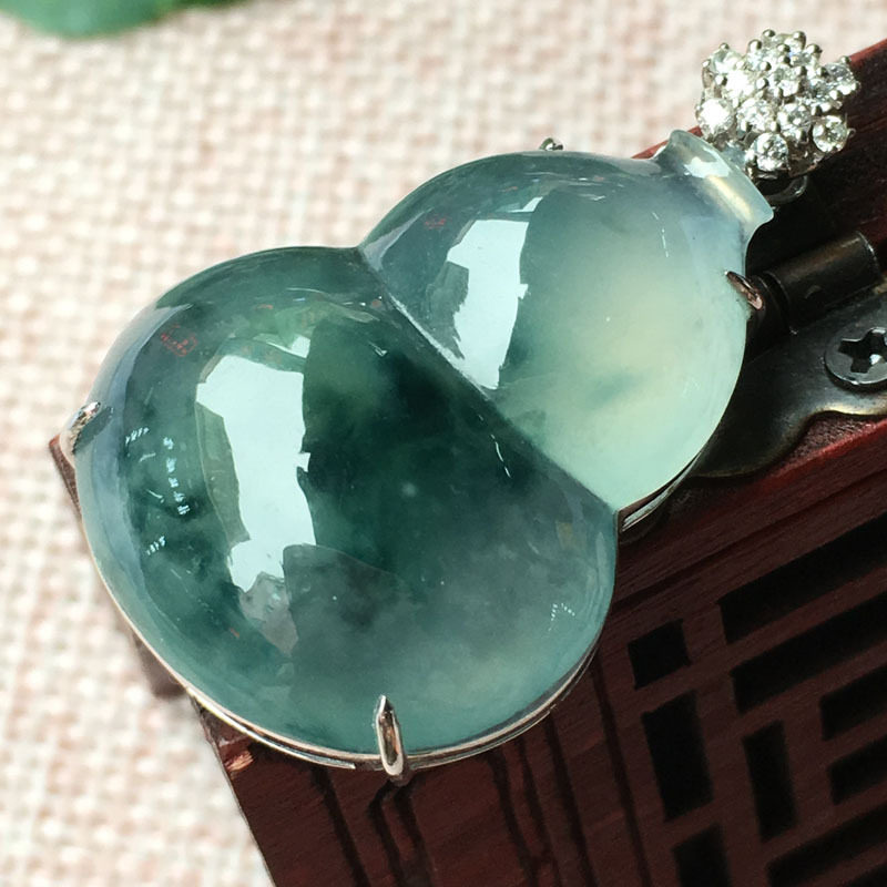 傅小姐翡翠 冰飘花葫芦，18金伴钻镶嵌，起光，种老水润