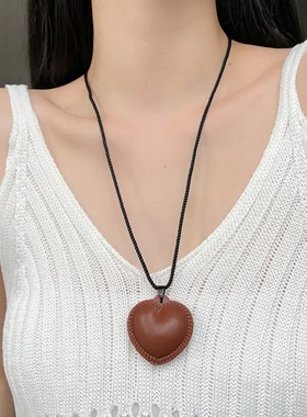 ver同款黑色爱心项链小众设计感时尚简约百搭高级感卫衣毛衣链