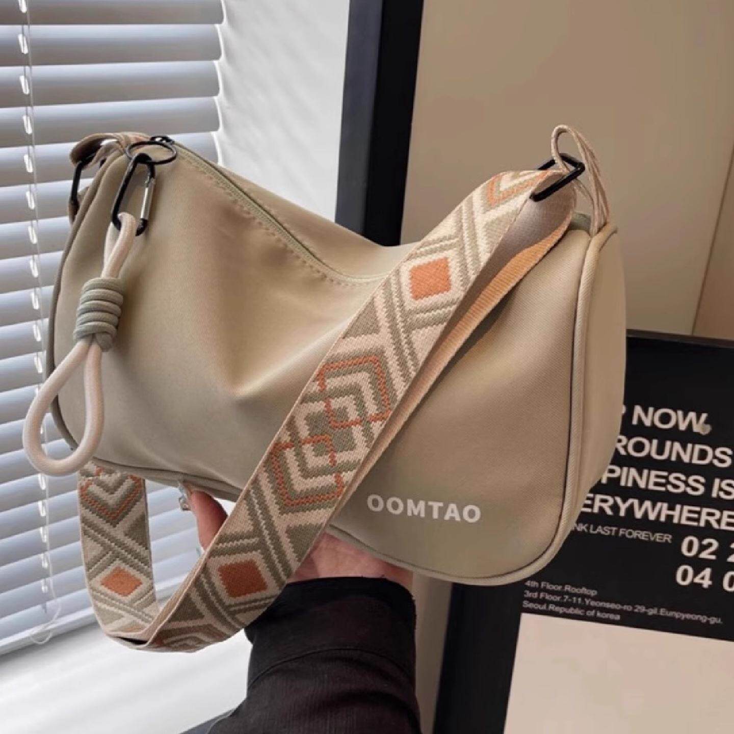 简约时尚休闲百搭帆布枕头包2026新款大容量宽肩带通勤单肩斜跨包