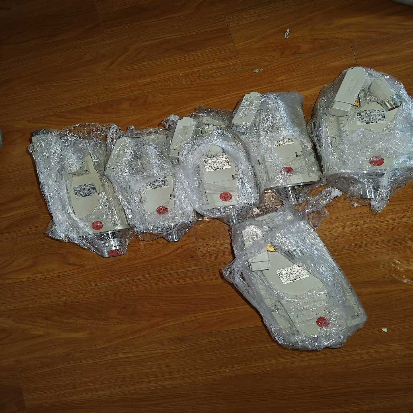 电机，一台带红色头子上机未使用，其他5台未上机，标的是询价