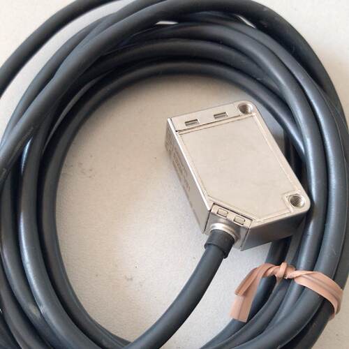 溢价-E3ZMV61光电传感器线长两米99新