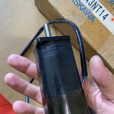 议价伺服电机SGM01A3NT14很新带包装盒包好议价