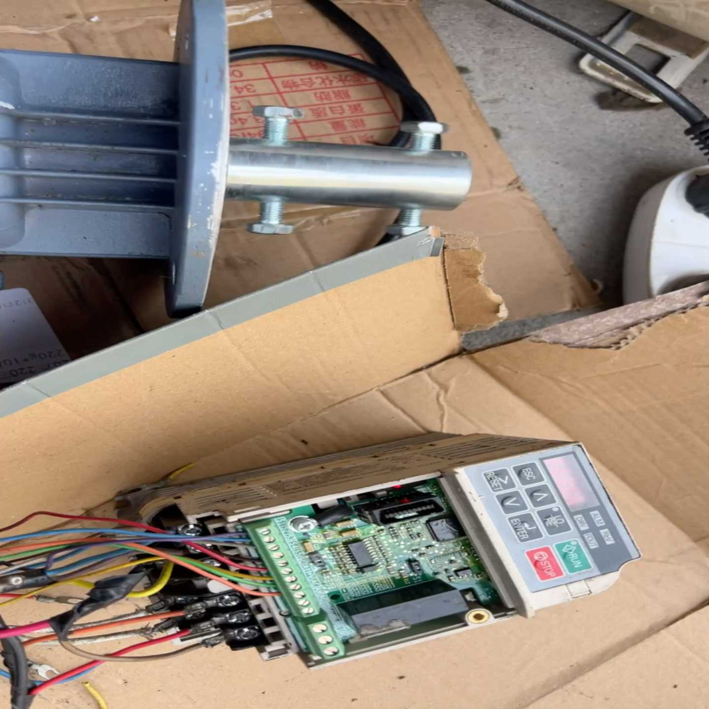 安川变频器0.4/0.75KW，正常使用，无上盖询价