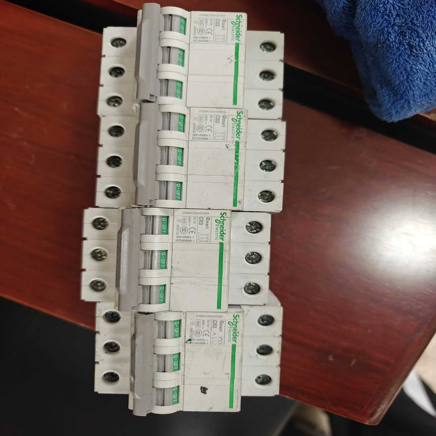 询价施耐德空气开关OSMC32N3系列，3P63A。刚到50几个