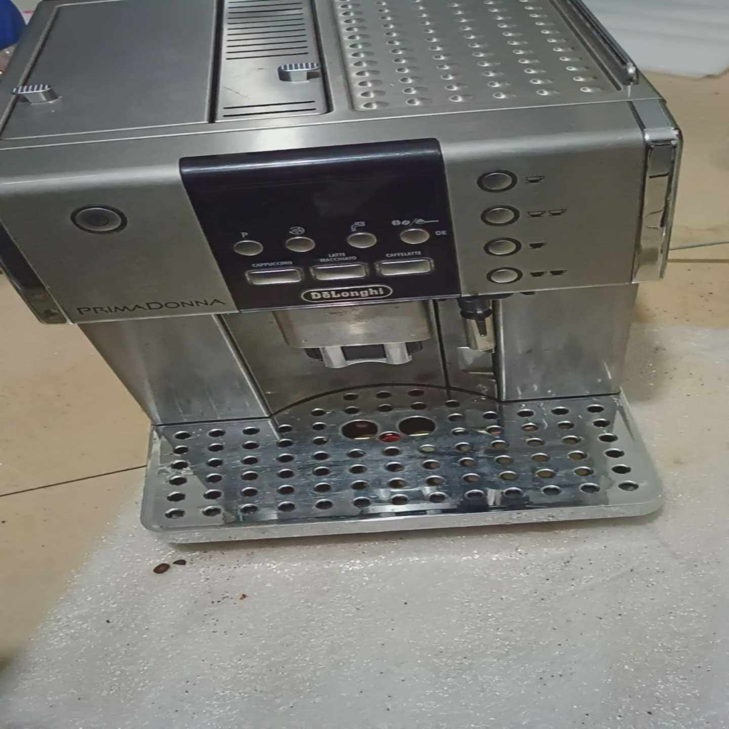 德龙咖啡机6600，具体型号看图片，新旧看图片，有使用痕迹明--议