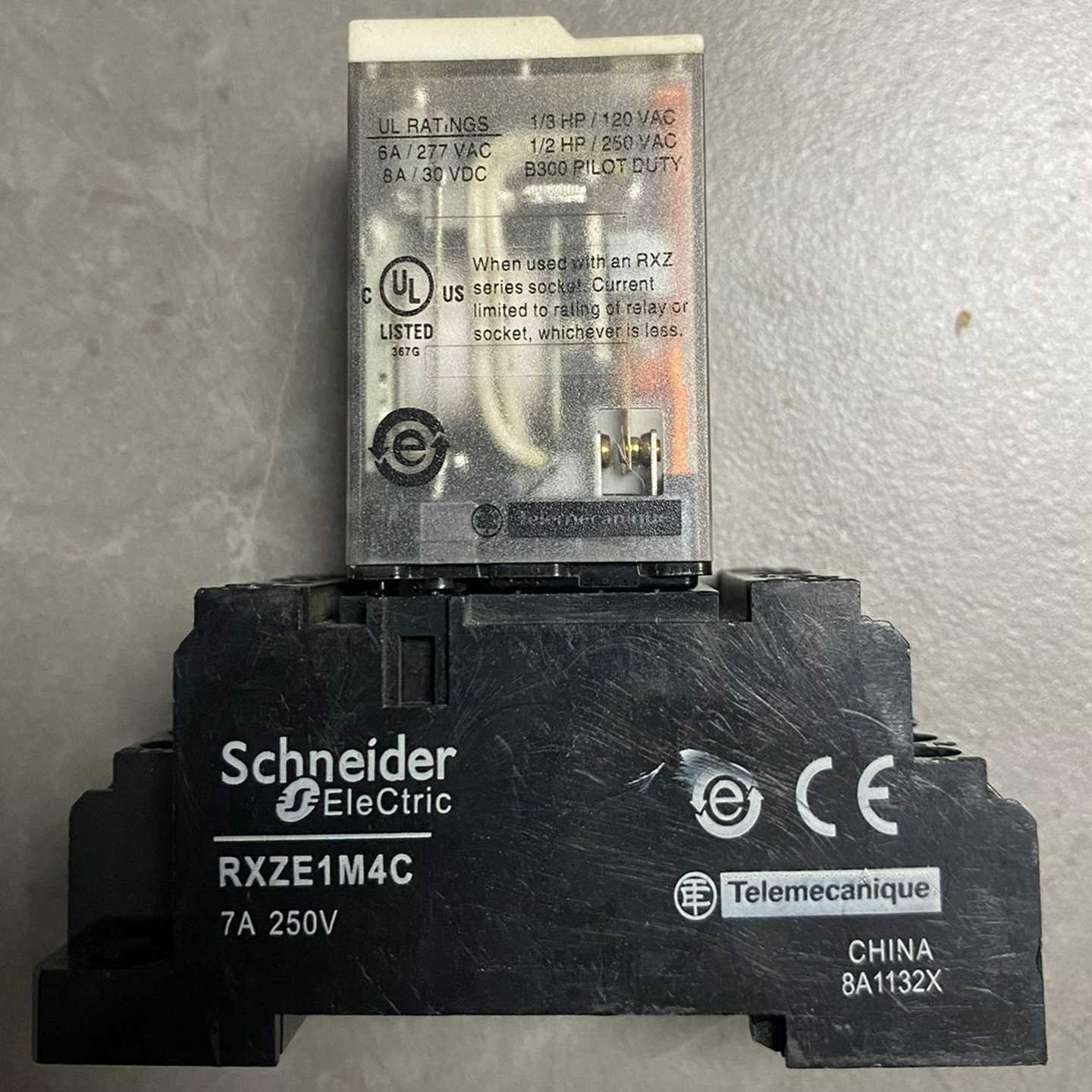 继电器 RXM4AB2BD，带底座RXZE1M4C，拆