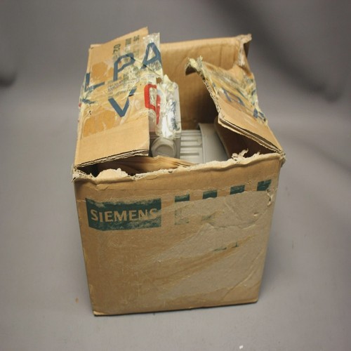 NEWSIEMENSSIMOTICGPLOWVOLTAGEMOTOR1LA7070-4AB10