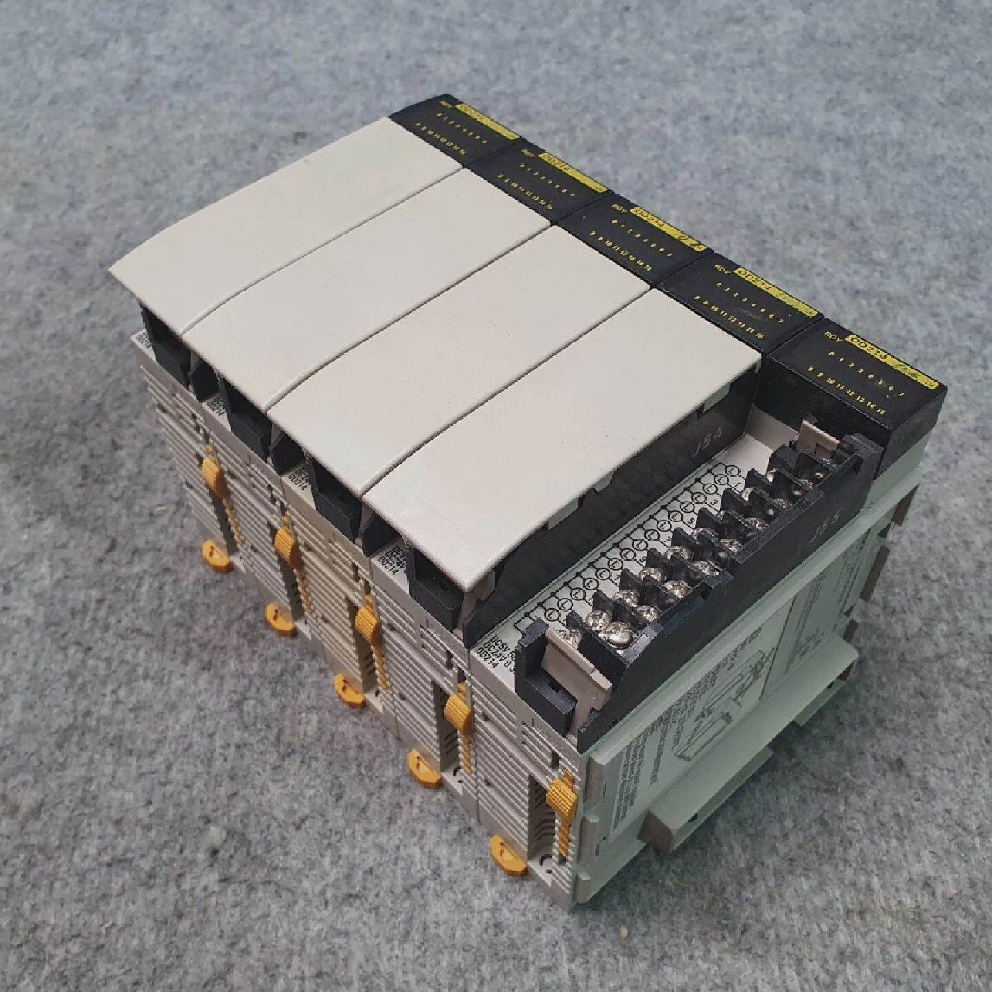OMRON  CQM1OD214  OUTPUT UNIT 5 Stck