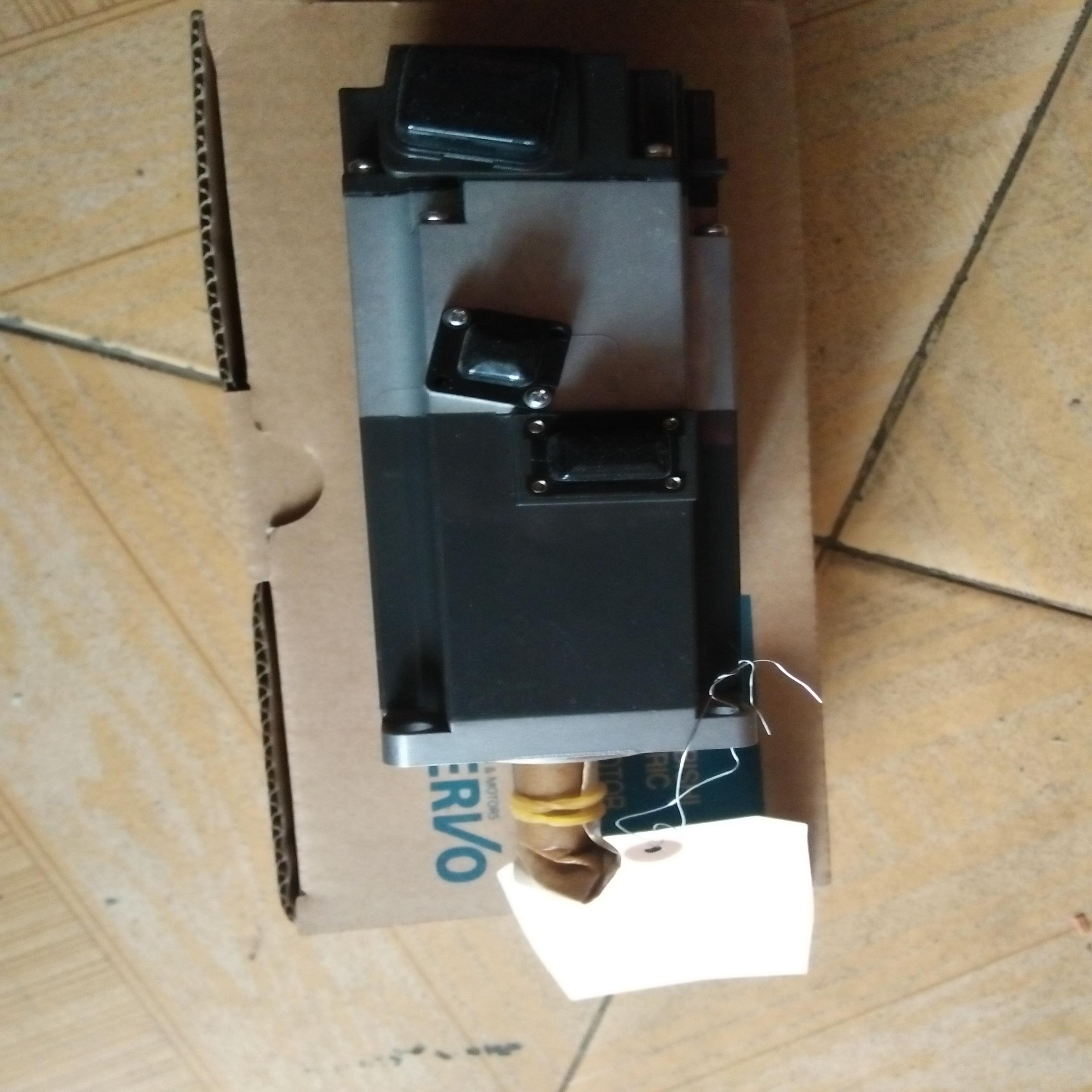 配件三菱伺服电机HF-KN43B    质保一年议价