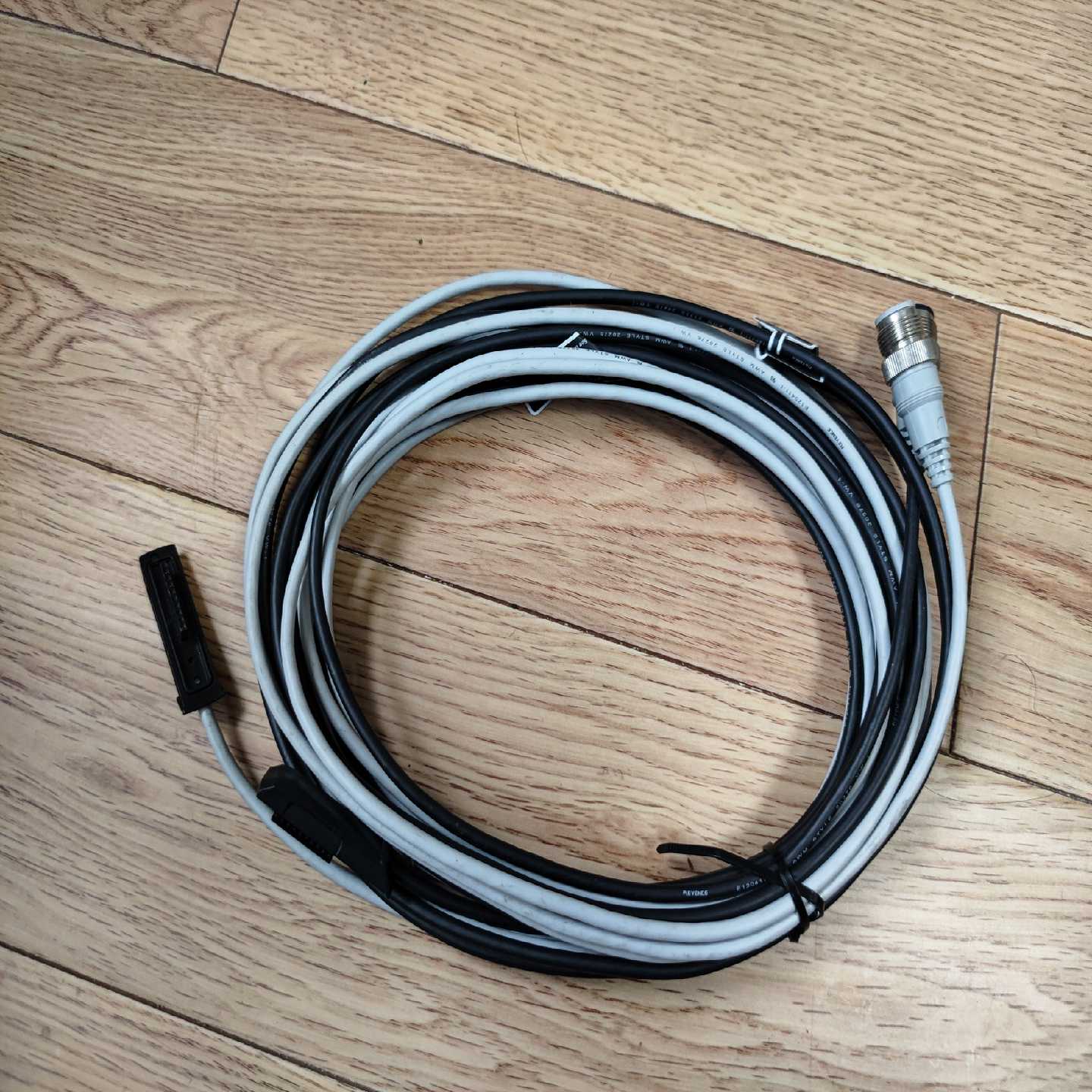 基恩士GL-SPT5P-T和GL-SPT5P-R，白线有一处--议价商品