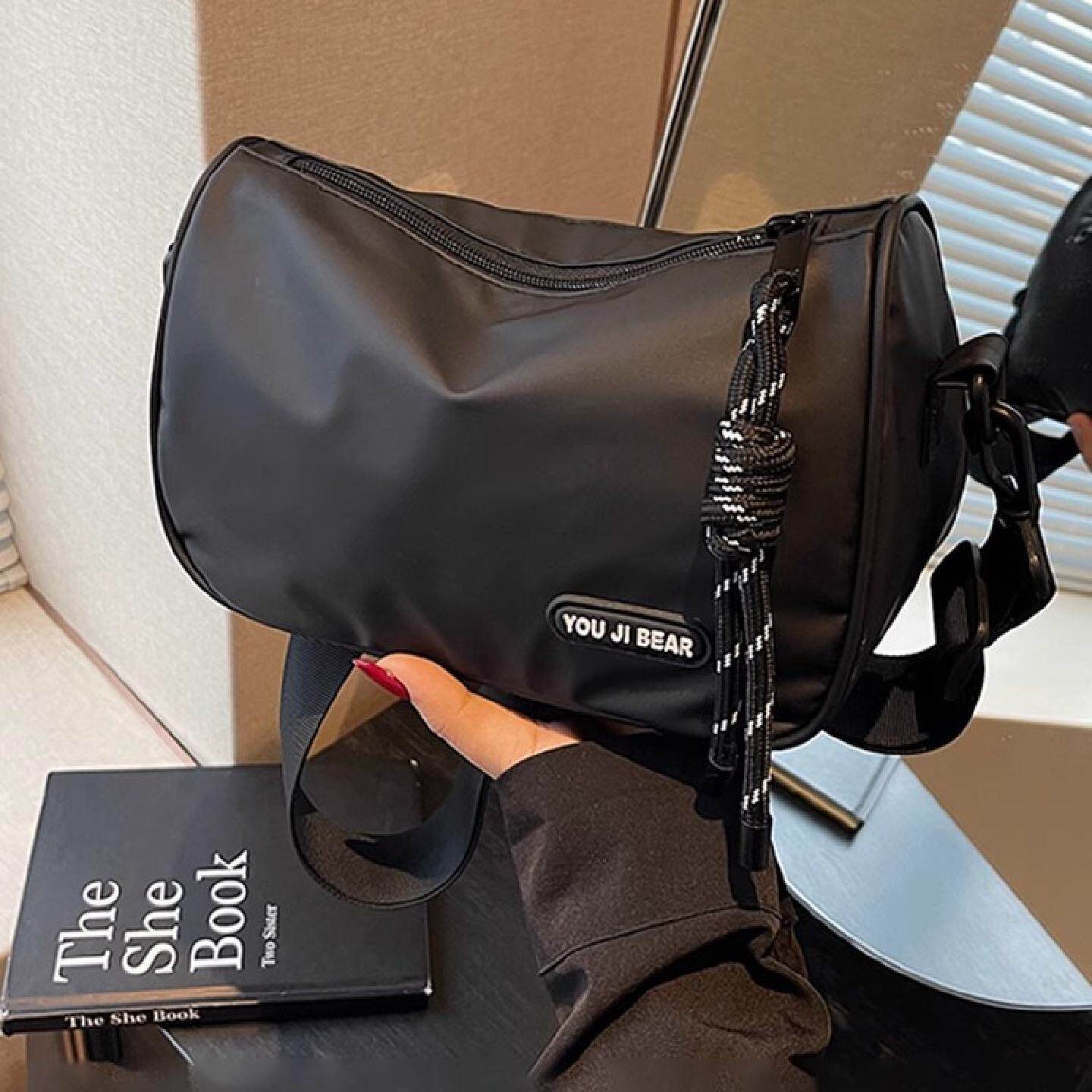 时尚休闲运动风黑色包包女2025新款潮酷通勤百搭大容量斜跨枕头包