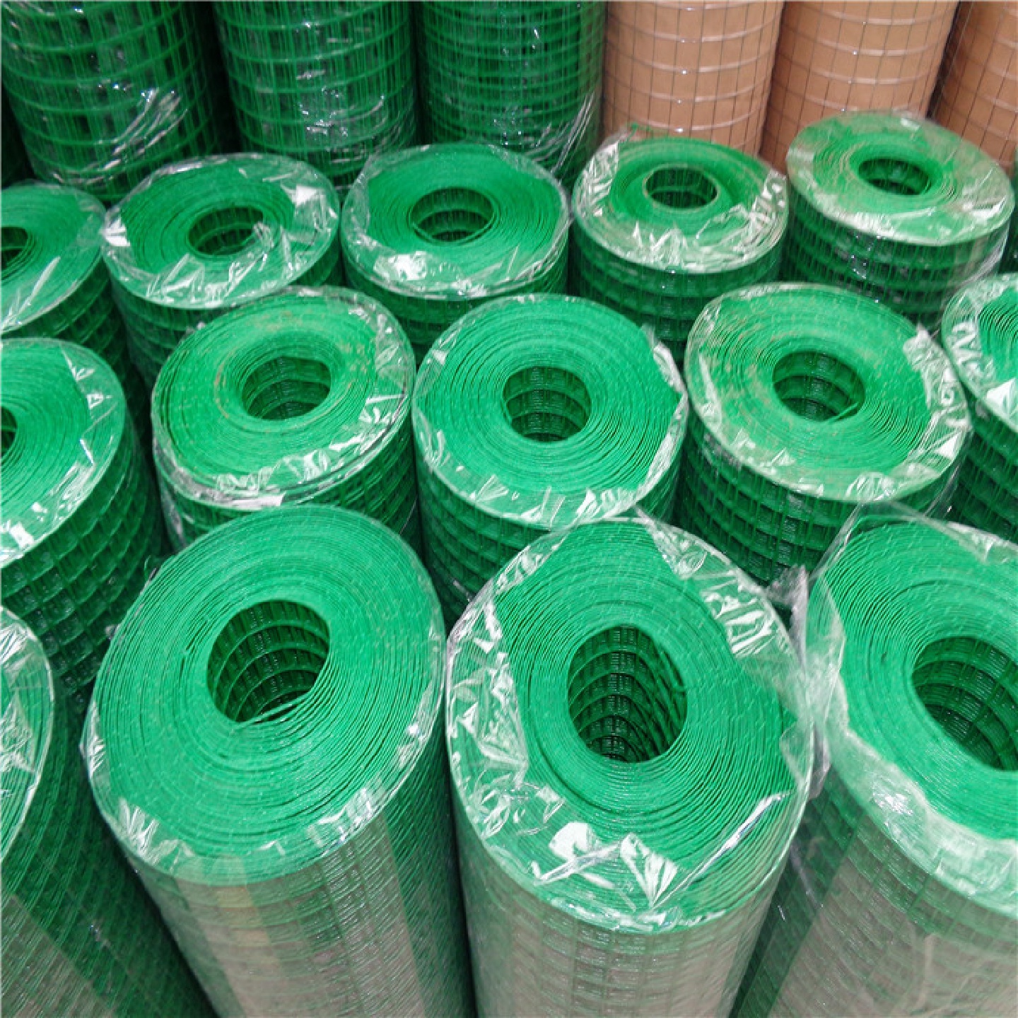 养殖围栏网2.0毫米线3厘米网格浸塑电焊网围鸡护栏网厂家