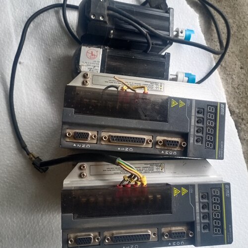 【询价】拆下来2套F一H04AT2艾威图伺服电机加驱动器，成色如图漂