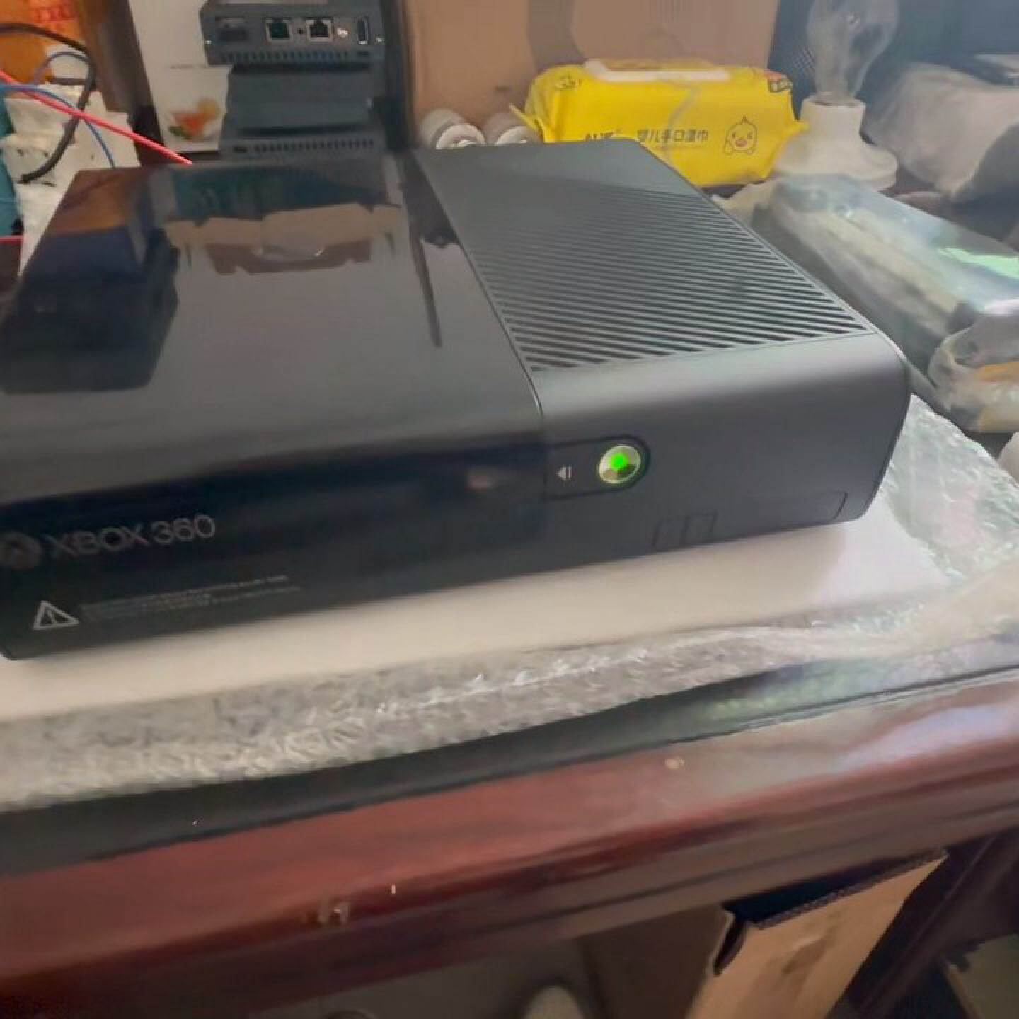 议价微软Xbox 360 E版游戏机，2014年4月出厂，带主机