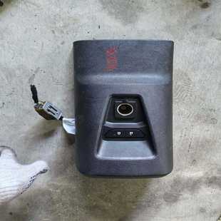 福特福睿斯原装扶手箱后盖带点烟器,原装拆车件。成色如图,有正