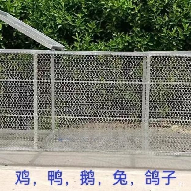 直销鸡笼兔笼鸭笼鹅笼多防鼠防蛇防黄鼠狼加厚钢板冲孔网鸡笼厂家