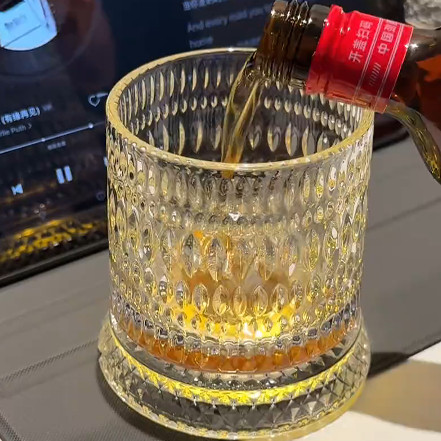 创意水晶旋转威士忌酒杯解压洋酒杯高级感不倒翁啤酒杯抖音同款