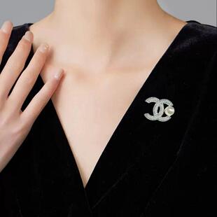 时尚珍珠胸针高档轻奢字母别针西装大衣气质胸花配饰直销