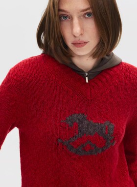 SoloForTwo‘幻马’粗粝感羊毛毛衣 好运红色节日感小马V领针织衫