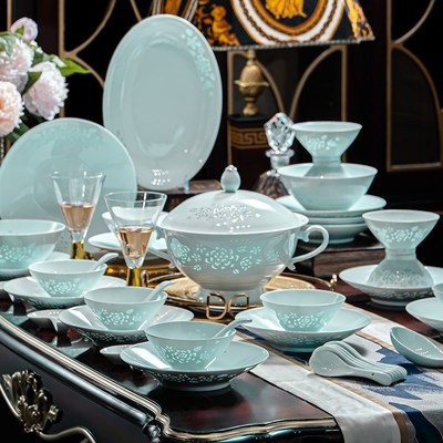 青颜景德镇玲珑瓷餐具套装中式釉下彩青瓷家用碗盘碗碟礼盒高级感