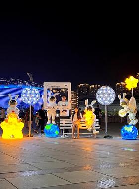 卡通太空兔子雕塑发光宇航员大装饰品玻璃纤维火箭户外商场展示装