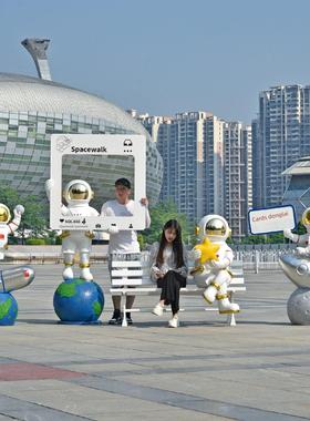 宇航员玻璃钢雕塑科技馆太空人主题学校商场户外美陈发光大型摆件