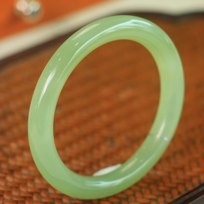 新疆和田玉青白玉晴水色细圆条镯