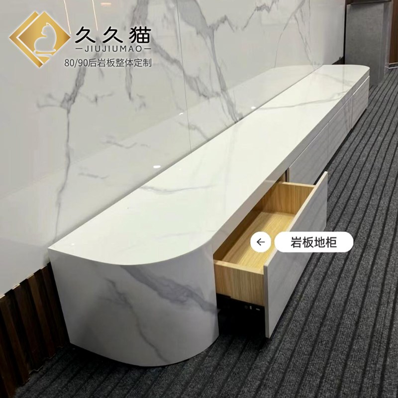 2025新款极简全岩板电视柜热弯鱼肚白地柜弧形实木客厅家用落地柜