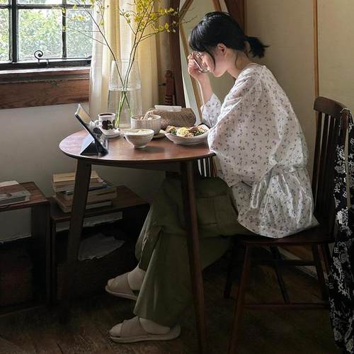 北欧全实木小圆桌小户型阳台休闲茶桌子法式复古咖啡店原木餐桌椅