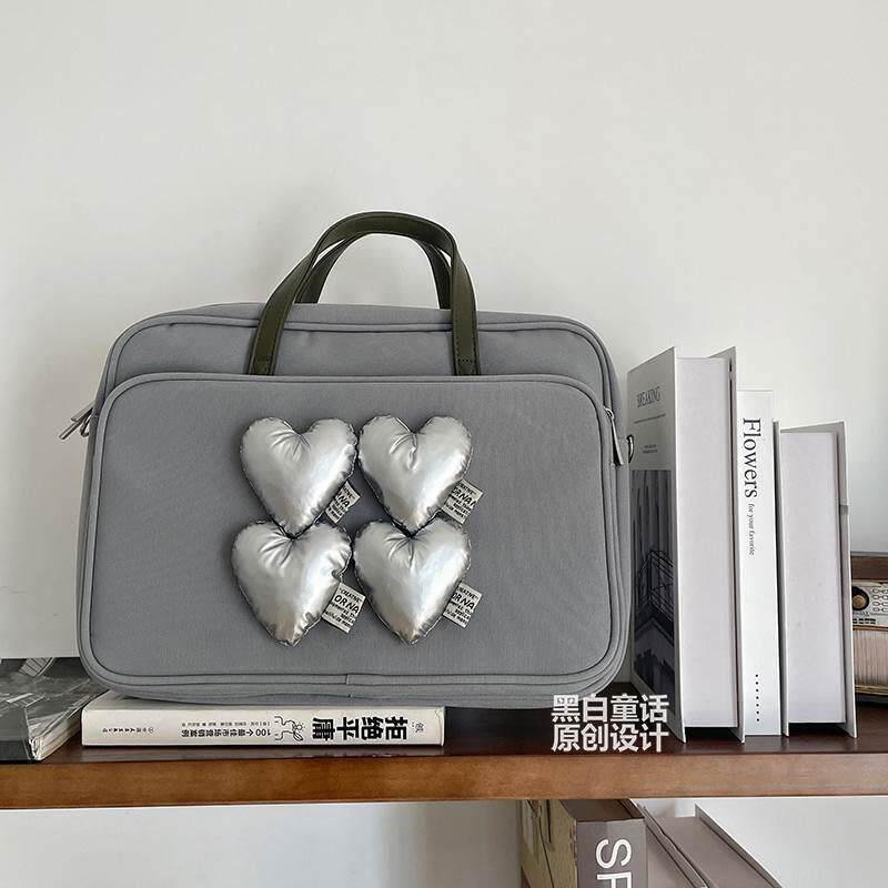 黑白童话小众高级感银色爱心贴布斜挎笔记本电脑包16寸女大容量简