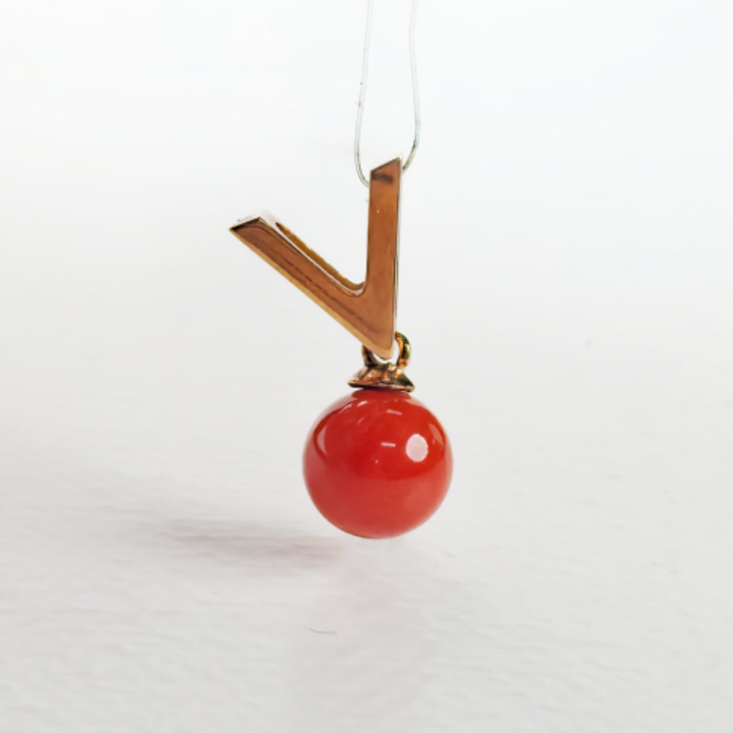 俏丽沙丁红珊瑚18K金吊坠