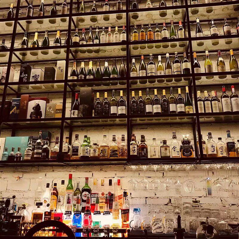 酒店装饰玻璃红酒架展示置物架子定制酒吧弧形恒温酒柜不锈钢展柜