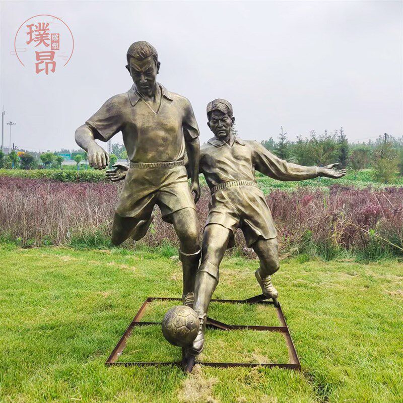 踢足球玻璃钢人物雕塑男足仿铜雕像运动员塑像铜像铸铜人像定制