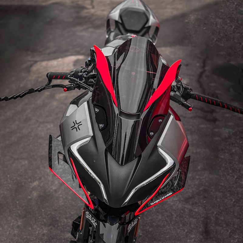 适用春风450SR改装竞技挡风玻璃 加高新款竞技前挡风玻璃带定风翼