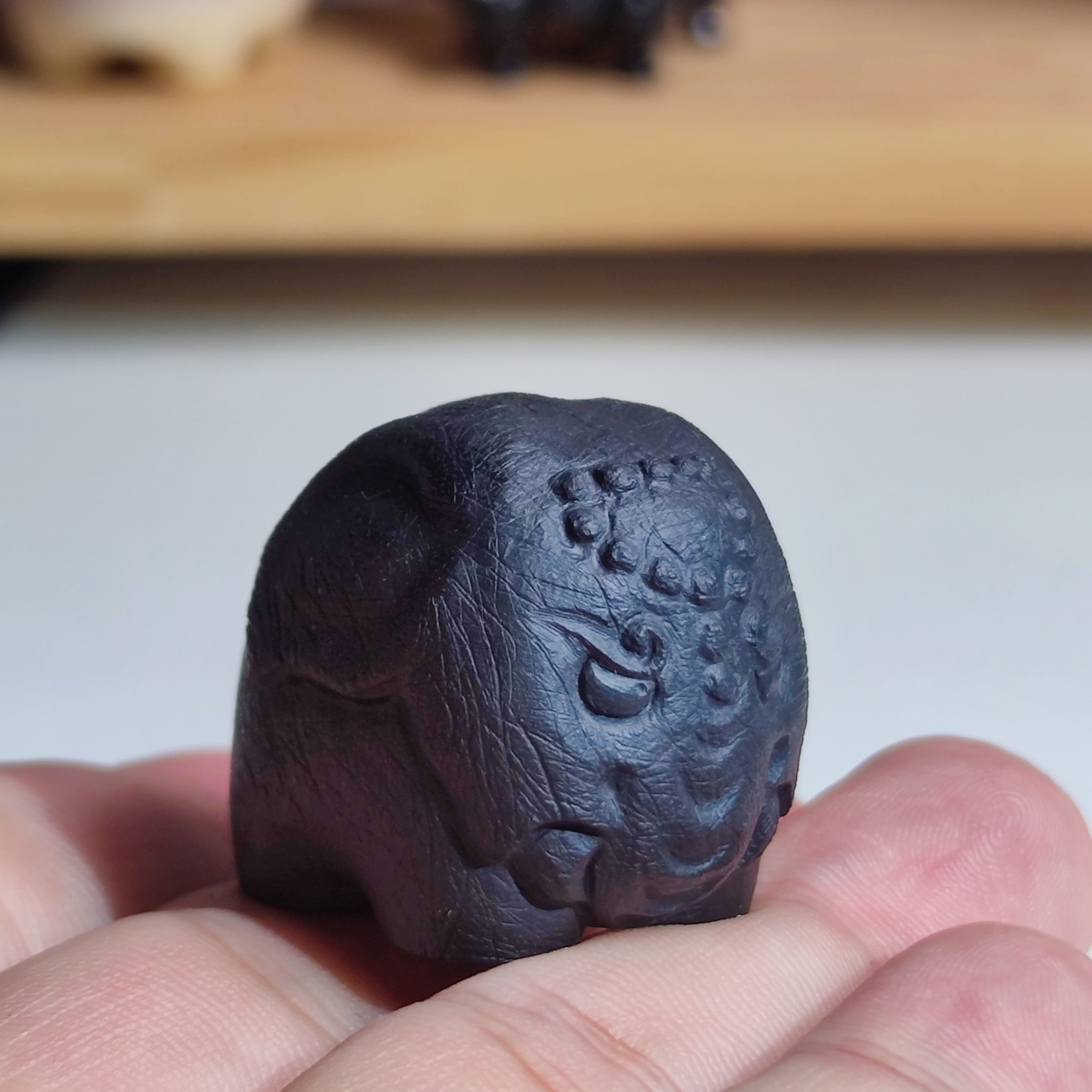 2.8x2.5x2.7cm，1.0印面，墨金石四足象印章摆件，完整